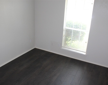 1813 Arbor Creek Drive - Photo Thumbnail 11