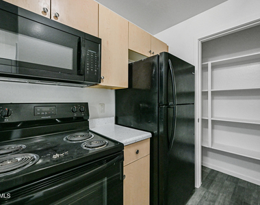 3065 N 67th Avenue - Photo Thumbnail 9