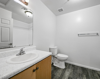 3065 N 67th Avenue - Photo Thumbnail 16