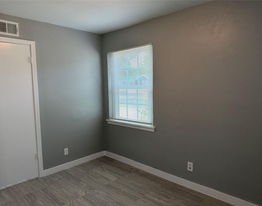 2502 Normont Circle - Photo Thumbnail 13