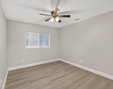 2215 Splendor Court - Photo Thumbnail 14