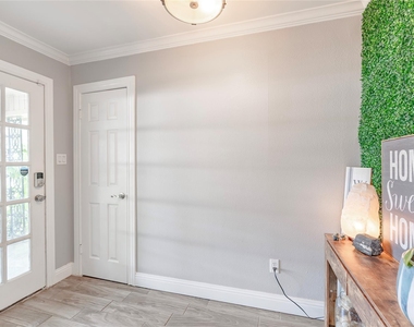 6455 Waverly Way - Photo Thumbnail 3