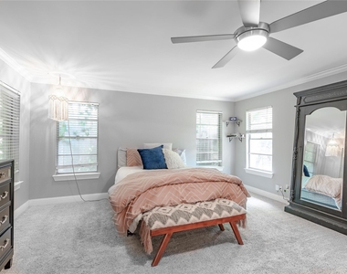 6455 Waverly Way - Photo Thumbnail 8