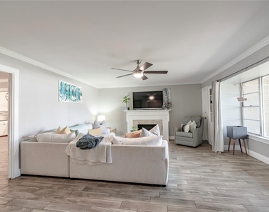 6455 Waverly Way - Photo Thumbnail 4