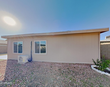 2402 W Altadena Avenue - Photo Thumbnail 11