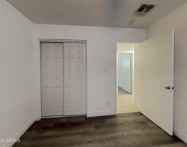 2402 W Altadena Avenue - Photo Thumbnail 9