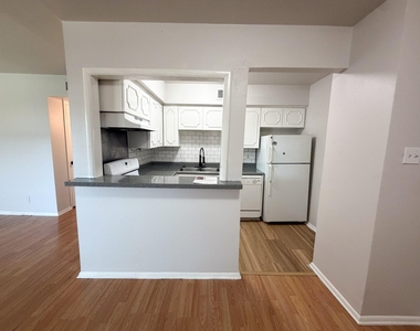 518 N Rogers Street - Photo Thumbnail 4