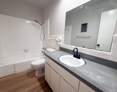 518 N Rogers Street - Photo Thumbnail 8
