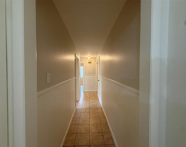1915 Fairfax Drive - Photo Thumbnail 9
