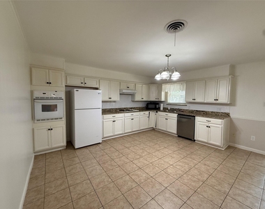 1915 Fairfax Drive - Photo Thumbnail 5