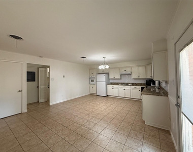 1915 Fairfax Drive - Photo Thumbnail 4