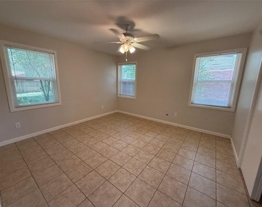 1915 Fairfax Drive - Photo Thumbnail 12