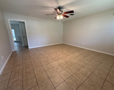 1915 Fairfax Drive - Photo Thumbnail 2