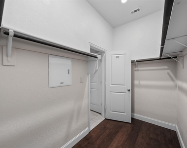 7513 Sunset Boulevard - Photo Thumbnail 9
