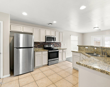 10417 W Magnolia Street - Photo Thumbnail 3