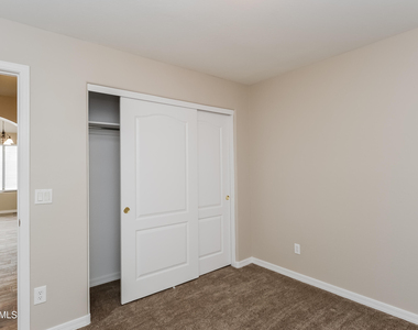 2033 W Green Tree Drive - Photo Thumbnail 7