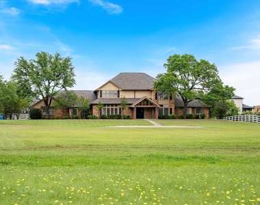 915 W Pleasant Run Road - Photo Thumbnail 1
