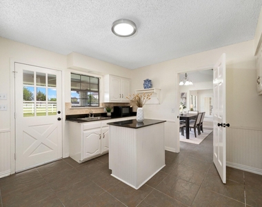 915 W Pleasant Run Road - Photo Thumbnail 17