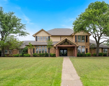 915 W Pleasant Run Road - Photo Thumbnail 2