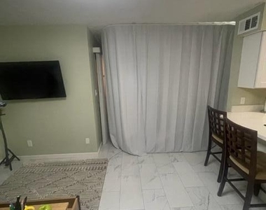 3131 W Cochise Drive - Photo Thumbnail 8