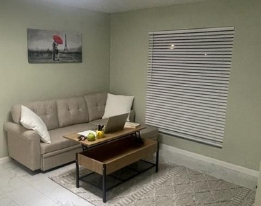 3131 W Cochise Drive - Photo Thumbnail 4
