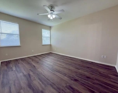 4425 Park Creek Court - Photo Thumbnail 9