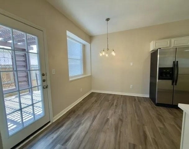 4425 Park Creek Court - Photo Thumbnail 3