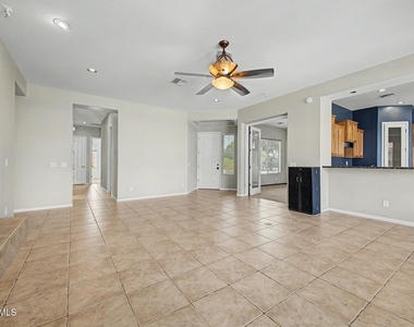 1902 E Desert Lane - Photo Thumbnail 10