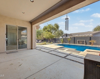 1902 E Desert Lane - Photo Thumbnail 34
