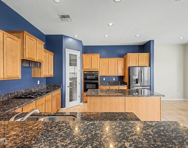 1902 E Desert Lane - Photo Thumbnail 15
