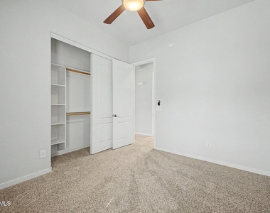 1902 E Desert Lane - Photo Thumbnail 27