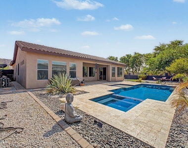 1902 E Desert Lane - Photo Thumbnail 4