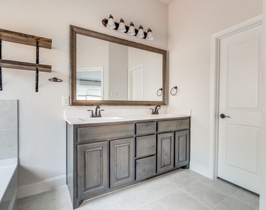 7521 Rothbury Drive - Photo Thumbnail 8
