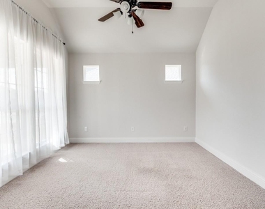 7521 Rothbury Drive - Photo Thumbnail 10