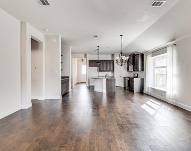 7521 Rothbury Drive - Photo Thumbnail 5