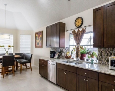 6103 Crystalwood Court - Photo Thumbnail 6
