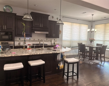 416 Vine Street - Photo Thumbnail 4