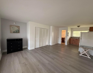 3226 Ne 12th Street - Photo Thumbnail 2