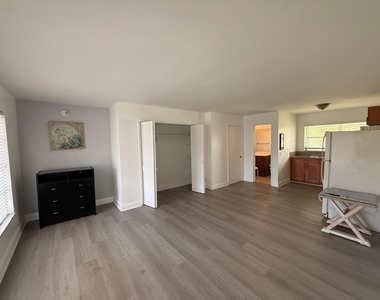 3226 Ne 12th Street - Photo Thumbnail 1