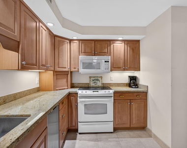 2800 N Ocean Drive - Photo Thumbnail 17
