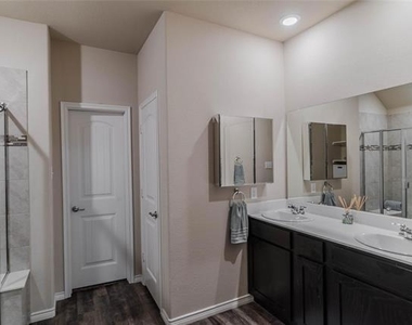 562 Jamestown Lane - Photo Thumbnail 9