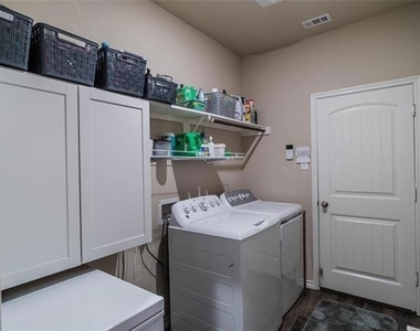 562 Jamestown Lane - Photo Thumbnail 16