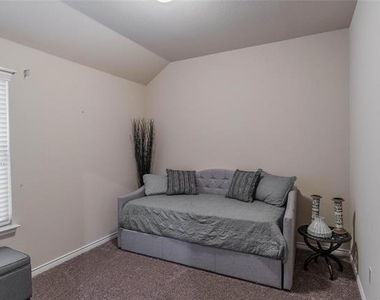 562 Jamestown Lane - Photo Thumbnail 5