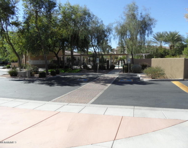 11000 N 77th Place - Photo Thumbnail 8