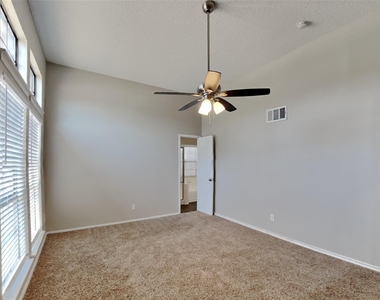 425 Kent Drive - Photo Thumbnail 5