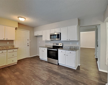425 Kent Drive - Photo Thumbnail 3