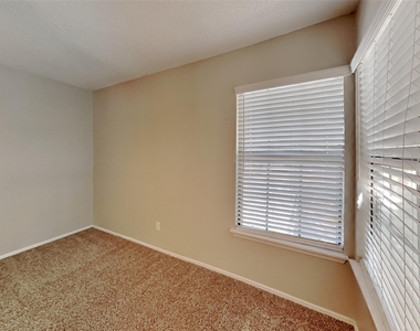 425 Kent Drive - Photo Thumbnail 14
