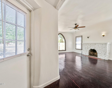 3949 E Earll Drive - Photo Thumbnail 2