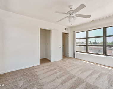 3949 E Earll Drive - Photo Thumbnail 26