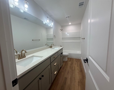 905 E 10th Street - Photo Thumbnail 9